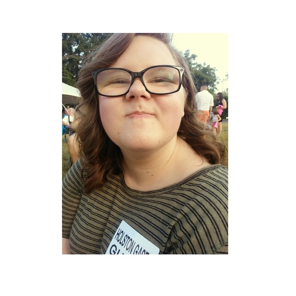 Meet your Posher, Aly - Picture 1 of 1